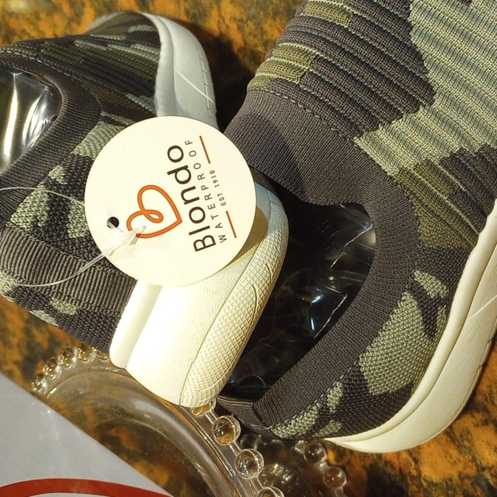 Blondo Slip on Sneakers - Picture 3 of 6
